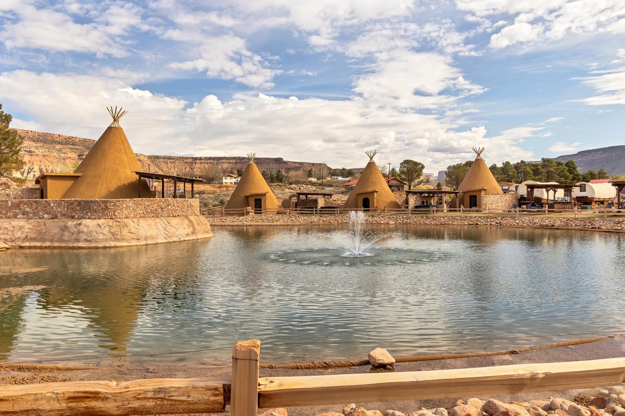 Zion White Bison Glamping & Rv Resort Virgin Eksteriør billede